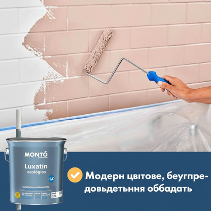 Vopsea Nanomax pentru faianță pe perete ceramic alb și roz deschis, rolă albastră.